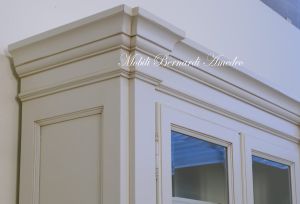 Libreria in stile classico  finitura colore bianco anticato con ante chiuse e ante a vetro da soggiorno o studio